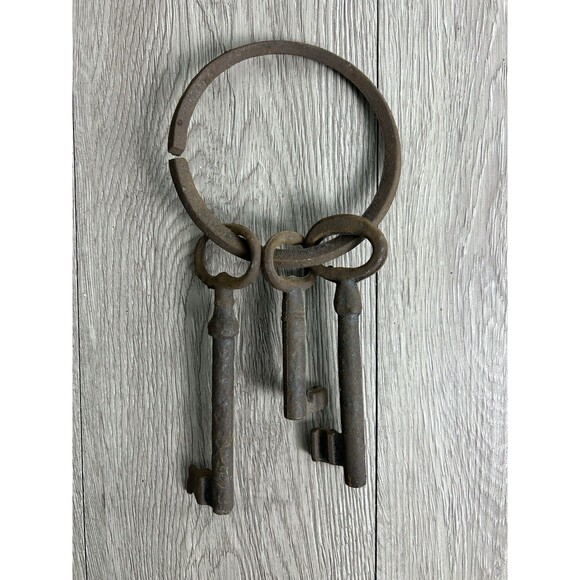 Vintage Cast Iron Skeleton Keys (3) On Key Ring For Prop or Display - Picture 1 of 8